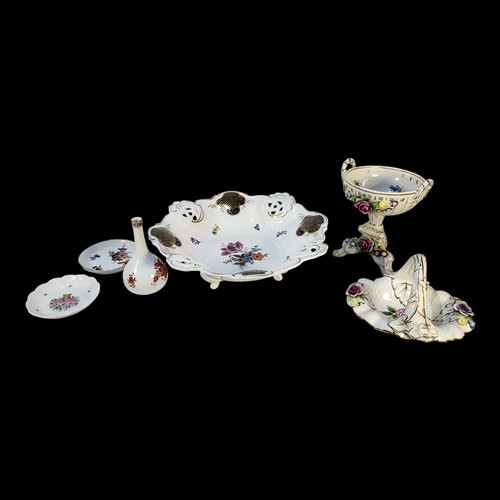 345 - A LATE 20TH CENTURY WEIMAR FACTORY HARD PASTE PORCELAIN FRUIT BOWL/TABLE CENTREPIECE
Centrally paint... 