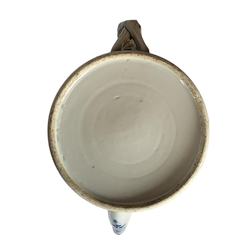 142 - AN 18TH CENTURY CHINESE EXPORT BLUE AND WHITE CYLINDRICAL TEAPOT AND COVER 
The entwined handle hard... 