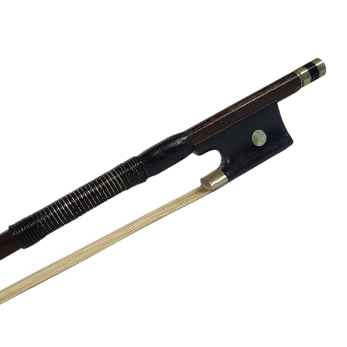 151 - TORTE VIOLA BOW
Nickel plate, ebony and mother of pearl frog, hexagonal stick, stamped.
(73.5cm, 57g... 