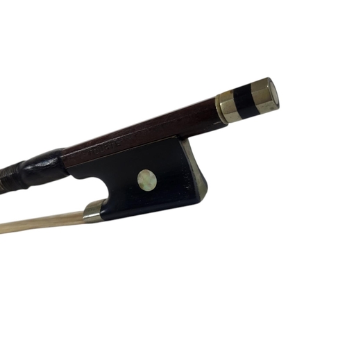 151 - TORTE VIOLA BOW
Nickel plate, ebony and mother of pearl frog, hexagonal stick, stamped.
(73.5cm, 57g... 