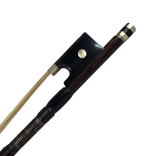 151 - TORTE VIOLA BOW
Nickel plate, ebony and mother of pearl frog, hexagonal stick, stamped.
(73.5cm, 57g... 