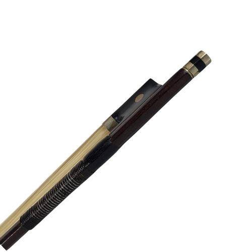 151 - TORTE VIOLA BOW
Nickel plate, ebony and mother of pearl frog, hexagonal stick, stamped.
(73.5cm, 57g... 