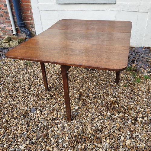 321 - A GEORGIAN SOLID MAHOGANY DROP LEAF DINING TABLE
Raised on turned legs with pad feet.
(103cm x 77cm ... 