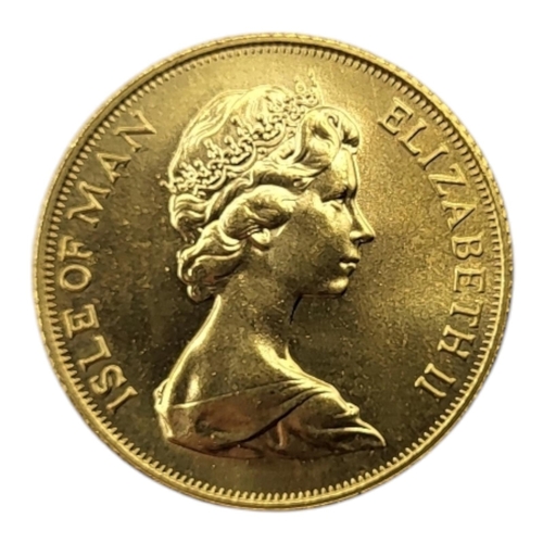 53 - A QUEEN ELIZABETH II 22CT GOLD ISLE OF MAN FULL SOVEREIGN COIN, DATED 1973 
With Arnold Machin’s Nor... 