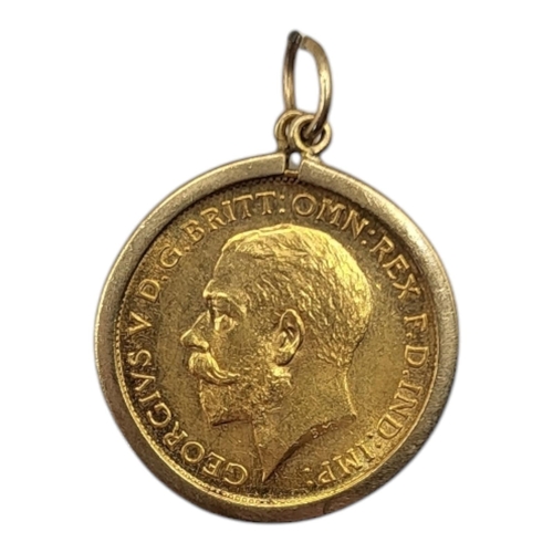 63 - AN EARLY 20TH CENTURY 22CT GOLD HALF SOVEREIGN COIN PENDANT, DATED 1915 
With King George V portrait... 