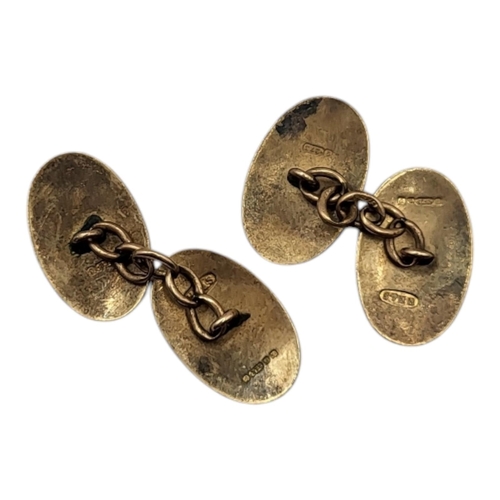 64 - A PAIR OF VINTAGE 9CT GOLD GENT’S OVAL CUFFLINKS
With reeded edges.
(approx 2cm)