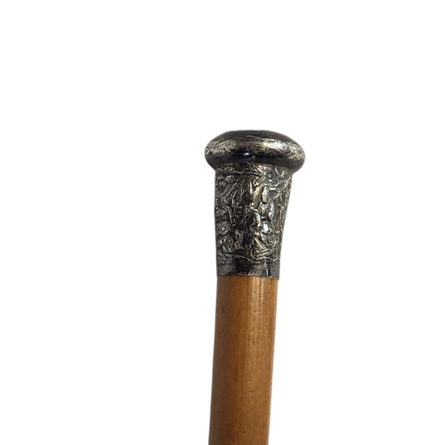 69 - AN EARLY 20TH CENTURY CHINESE SILVER AND MALACCA WALKING STICK 
Having an embossed figural finial.
(... 