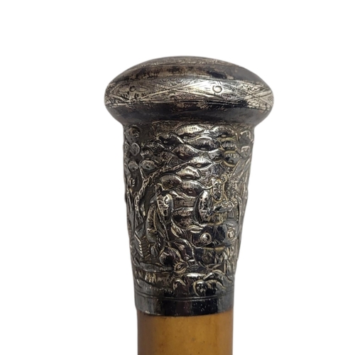 69 - AN EARLY 20TH CENTURY CHINESE SILVER AND MALACCA WALKING STICK 
Having an embossed figural finial.
(... 