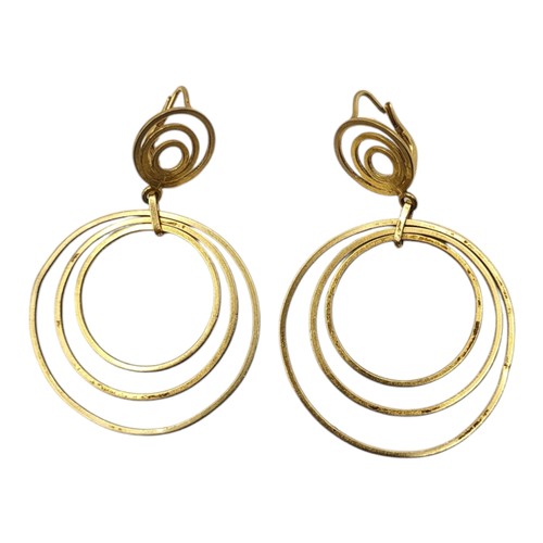 73 - A PAIR OF VINTAGE 9CT GOLD HOOP EARRINGS 
Concentric circles with clip back.
(approx 4cm)

Condition... 