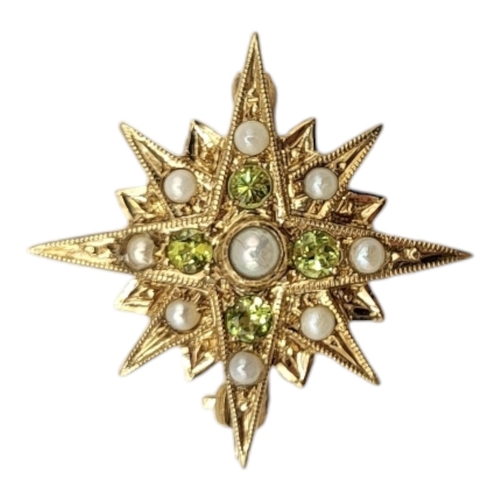 100 - AN EARLY 20TH CENTURY 9CT GOLD, PERIDOT AND SEED PEARL STAR BROOCH
Having an arrangement of seed pea... 