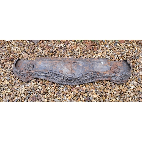 189 - A 19TH CENTURY CAST IRON FENDER
Scrolled and pierced design.
(approx 120cm x w 49cm depth x 17cm)

C... 