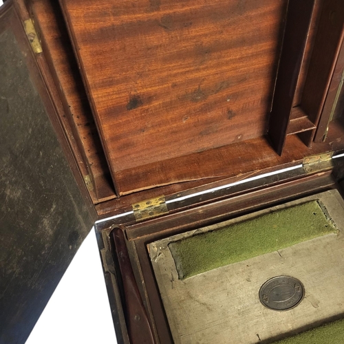 192 - JAMES WATT, A LATE 18TH CENTURY MAHOGANY AND BRASS COPYING MACHINE
Having twin brass handles and cor... 