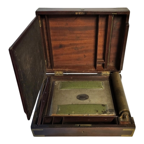 192 - JAMES WATT, A LATE 18TH CENTURY MAHOGANY AND BRASS COPYING MACHINE
Having twin brass handles and cor... 