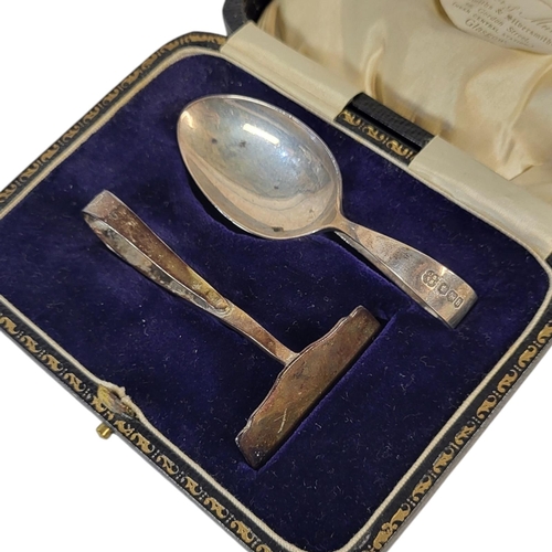 29 - A VINTAGE SILVER CHILDS PUSHER SET
Hallmarked Sheffield, 1925, in a fitted velvet lined box.


Condi... 