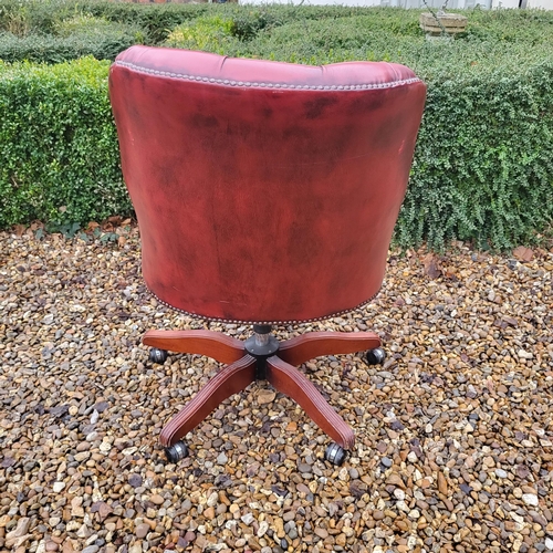 360 - A VICTORIAN STYLE RED LEATHER CAPTAIN’S CHAIR
On swivel base.
(w 38cm x d 58cm x h 94cm)