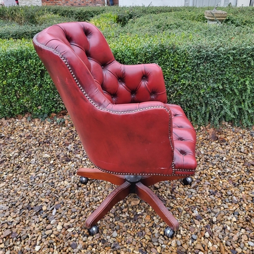 360 - A VICTORIAN STYLE RED LEATHER CAPTAIN’S CHAIR
On swivel base.
(w 38cm x d 58cm x h 94cm)