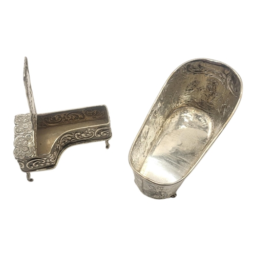 37 - A VINTAGE SILVER GRAND PIANO NOVELTY SNUFF BOX
Having a hinged compartment and embossed decoration, ... 