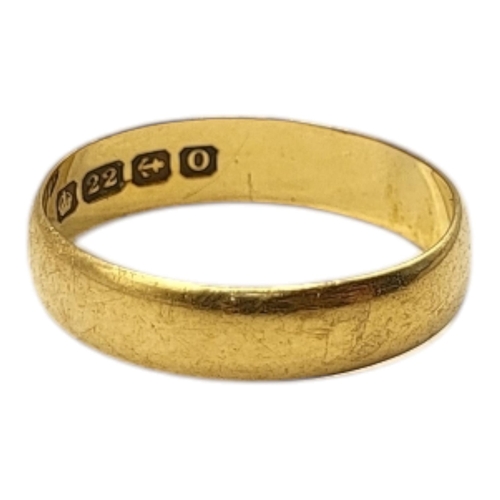 5 - AN EARLY 20TH CENTURY 22CT GOLD PLAIN WEDDING RING.
(size O)

Condition: good