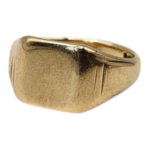 6 - AN EARLY 9CT GOLD GENT’S SIGNET RING
Flanked by square cut shoulders, in a fitted velvet lined box.
... 