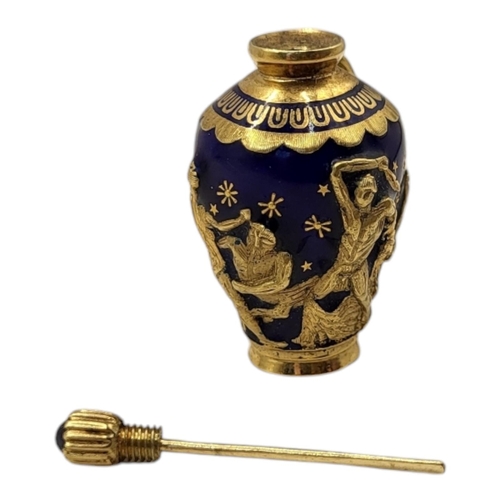 67 - A VINTAGE ITALIAN 18CT GOLD, SAPPHIRE AND ENAMEL SCENT BOTTLE/PERFUME PENDANT
Set with a cabochon cu... 