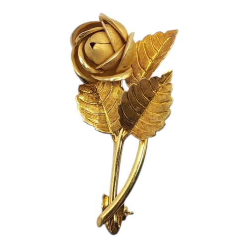 68 - A VINTAGE 18CT GOLD ROSE BROOCH
Having embossed rose and engraved decoration to leaves.
(approx 4.5c... 