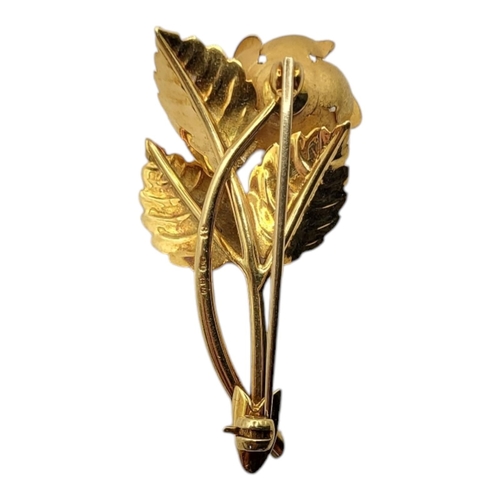 68 - A VINTAGE 18CT GOLD ROSE BROOCH
Having embossed rose and engraved decoration to leaves.
(approx 4.5c... 