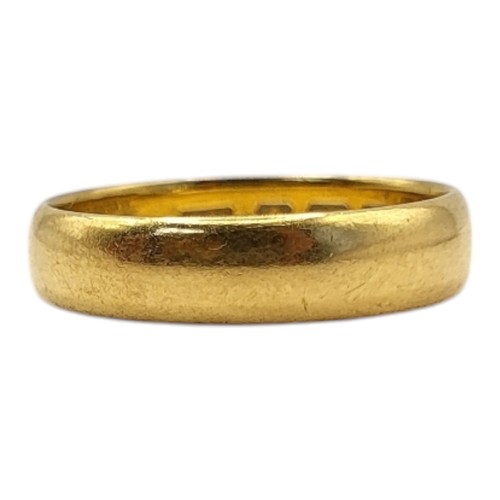 4 - AN EARLY 20TH CENTURY 22CT GOLD PLAIN WEDDING RING.
(size P)

Condition: good