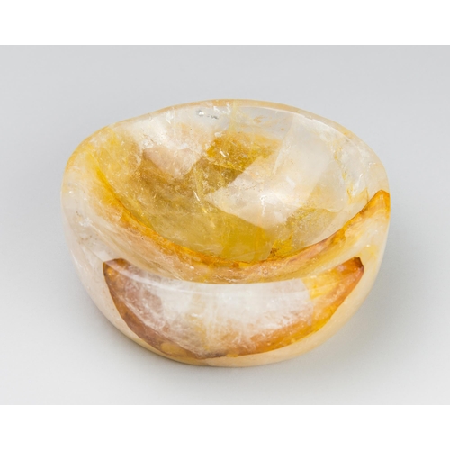 639 - A POLISHED CRYSTAL BOWL IN GOLDEN HEALER QUARTZ.
(w 14cm)