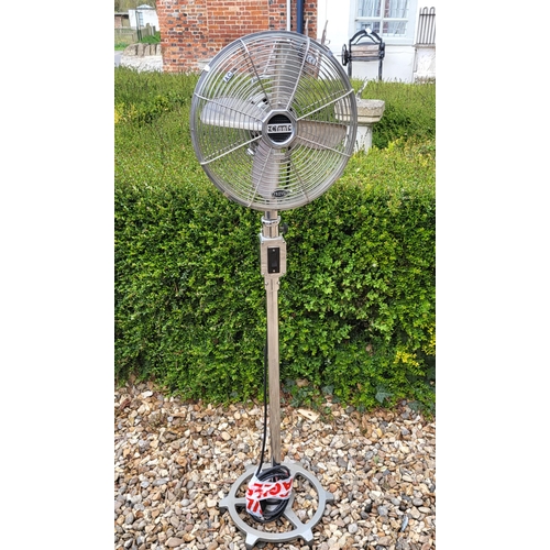 203 - A VINTAGE CAST ALUMINIUM CINNI FLOOR STANDING OSCILLATING FAN
Along with an angle poise lamp.
(talle... 