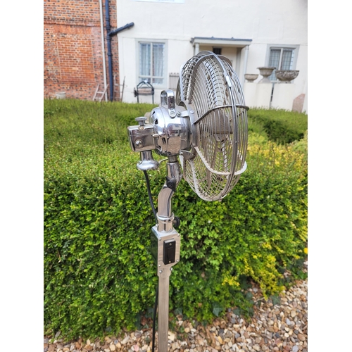 203 - A VINTAGE CAST ALUMINIUM CINNI FLOOR STANDING OSCILLATING FAN
Along with an angle poise lamp.
(talle... 