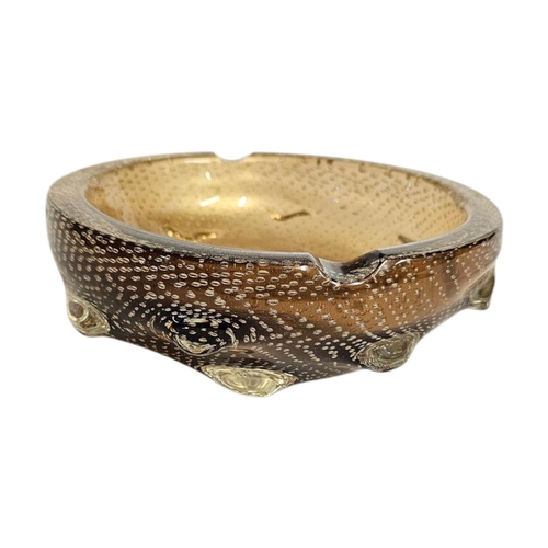 298 - IN THE MANNER OF SAGUSO ARCHIMIDE AN ITALIAN MID CENTURY ART GLASS BOWL
gold and clear glass design.... 