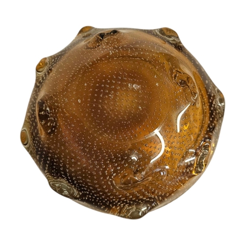 298 - IN THE MANNER OF SAGUSO ARCHIMIDE AN ITALIAN MID CENTURY ART GLASS BOWL
gold and clear glass design.... 