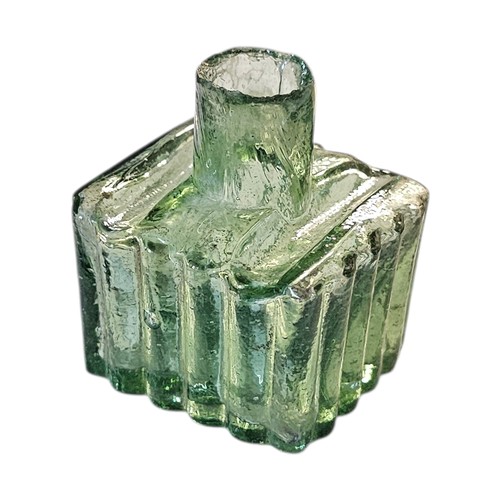 260 - A 19TH CENTURY GREEN GLASS INWELL
Having ridges to hold quill/pens, marked ‘HC and S’.
(approx 4.5cm... 