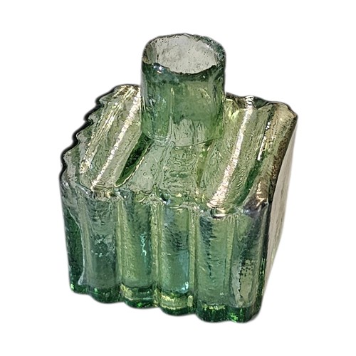 260 - A 19TH CENTURY GREEN GLASS INWELL
Having ridges to hold quill/pens, marked ‘HC and S’.
(approx 4.5cm... 