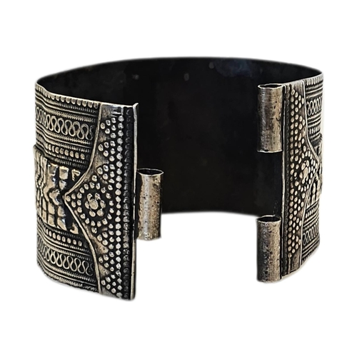 7 - A 19TH CENTURY TRIBAL AFRICAN WHITE METAL HINGED CUFF BANGLE
A wide profile ethnic s cuff, likely of... 