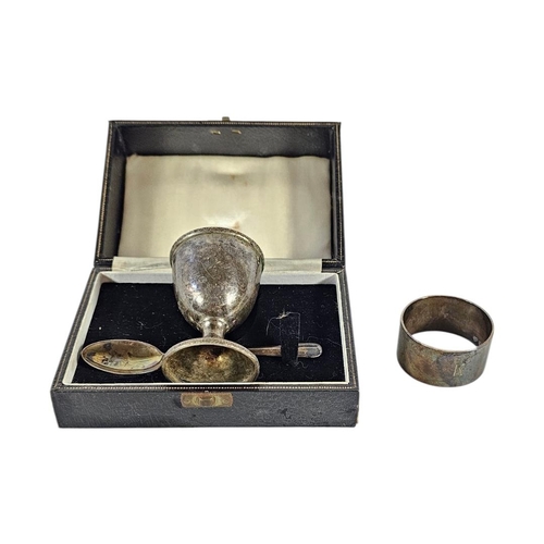 25 - AN EARLY 20TH CENTURY EGGCUP AND SPOON SET
Hallmarked Birmingham, 1956, together with a serviette ri... 