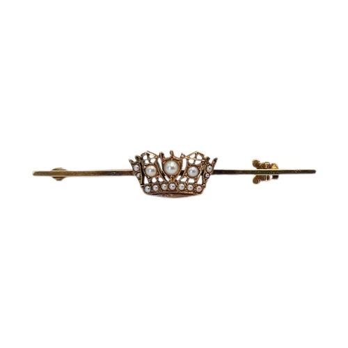 60 - AN EARLY 20TH CENTURY 14CT GOLD AND SEED PEARL ROYAL NAVY CROWN BROOCH.
(approx 5cm, approx 3g)

Con... 