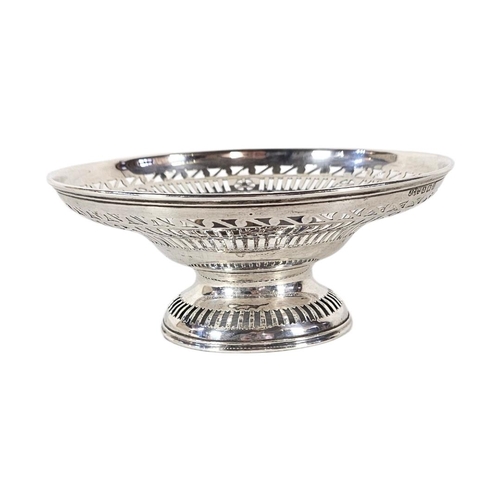 83 - AN EARLY 20TH CENTURY SILVER TAZZA
Having a pierced gallery and hallmarked Birmingham, 1911.
(approx... 