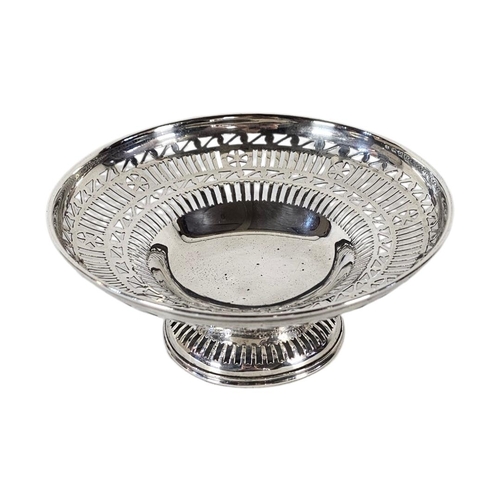 83 - AN EARLY 20TH CENTURY SILVER TAZZA
Having a pierced gallery and hallmarked Birmingham, 1911.
(approx... 