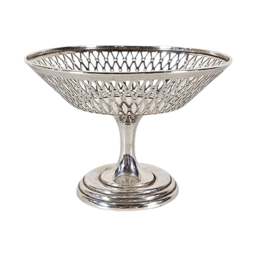 85 - AN EARLY 20TH CENTURY SILVER TAZZA DUSH
Having pierced decoration,hallmarked Birmingham, 1920.
(appr... 