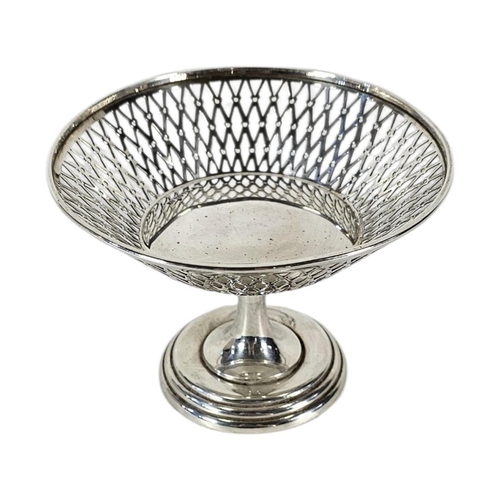 85 - AN EARLY 20TH CENTURY SILVER TAZZA DUSH
Having pierced decoration,hallmarked Birmingham, 1920.
(appr... 