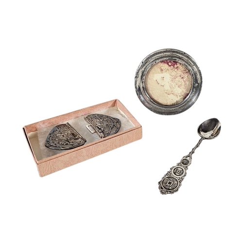 92 - AN EARLY 20TH CENTURY SILVER PHOTOGRAPH FRAME
Circular form with reeded edge, together with a silver... 