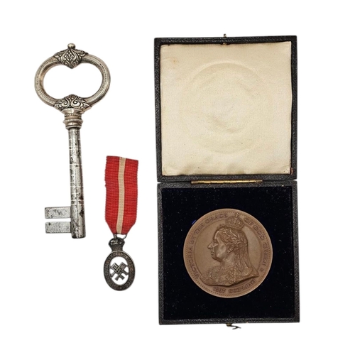 116A - AN EARLY 20TH CENTURY INDIAN WHITE METAL COMMEMORATIVE KEY
Bearing inscription ‘Gampola Kirinda Govt... 