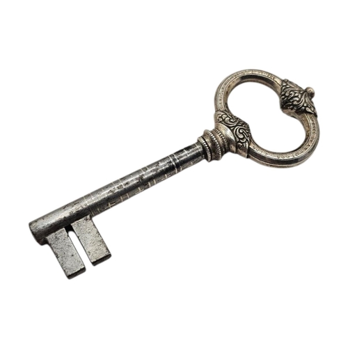 116A - AN EARLY 20TH CENTURY INDIAN WHITE METAL COMMEMORATIVE KEY
Bearing inscription ‘Gampola Kirinda Govt... 