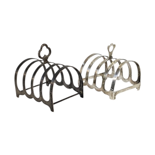 19 - TWO EARLY 20TH CENTURY SILVER TOASTRACKS
Each with a single handle, hallmarked Birmingham, 1940 and ... 