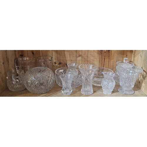 207 - A COLLECTION OF ASSORTED CUT LEAD CRYSTAL GLASS VASES AND JUGS
A mixed suite of decorative glassware... 