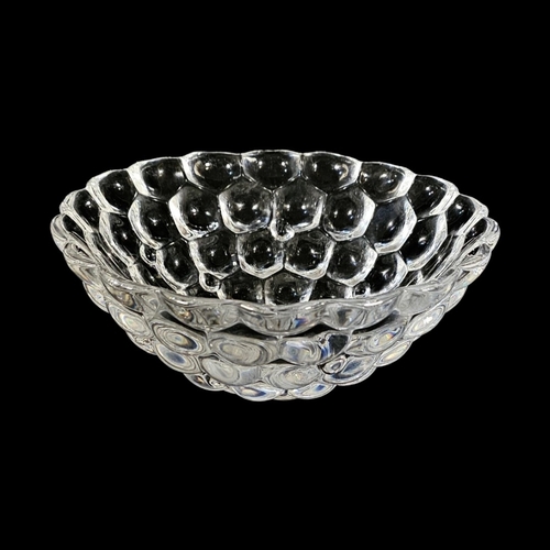 210 - A VINTAGE ORREFORS BULLAR CRYSTAL GLASS BOWL
Graduated bubbles, etched mark to base.
(approx 18cm)