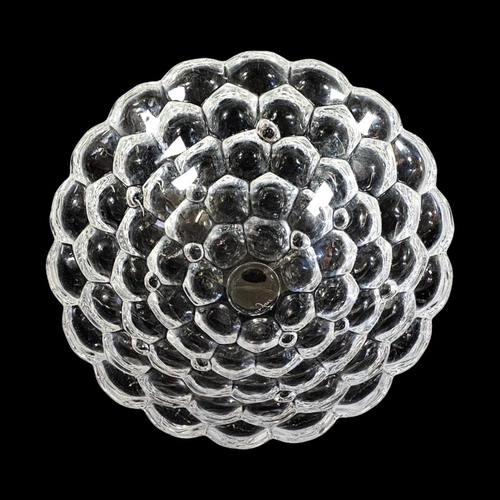 210 - A VINTAGE ORREFORS BULLAR CRYSTAL GLASS BOWL
Graduated bubbles, etched mark to base.
(approx 18cm)