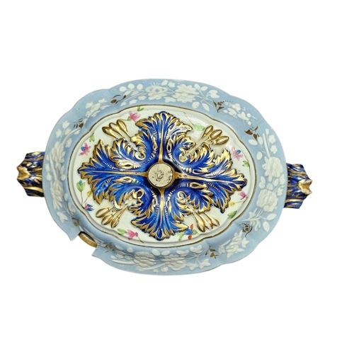 223 - A VICTORIAN PORCELAIN TUREEN AND SERVING GROUP
A mid 19th Century porcelain group comprising a large... 