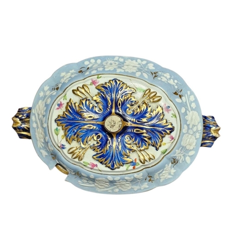 223 - A VICTORIAN PORCELAIN TUREEN AND SERVING GROUP
A mid 19th Century porcelain group comprising a large... 